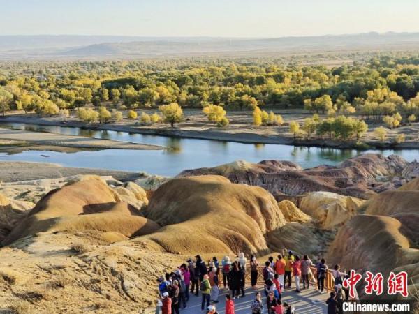 “十一”黃金週 新疆“五彩灘”秋韻吸引眾多遊客 “十一”黃金週 新疆“五彩灘”秋韻吸引眾多遊客