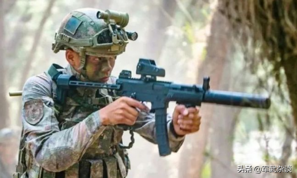 陸航藍再見,直-10飛行員換裝新飛行服,但自衛火力仍是5.8mm手槍 陸航藍再見,直-10飛行員換裝新飛行服,但自衛火力仍是5.8mm手槍