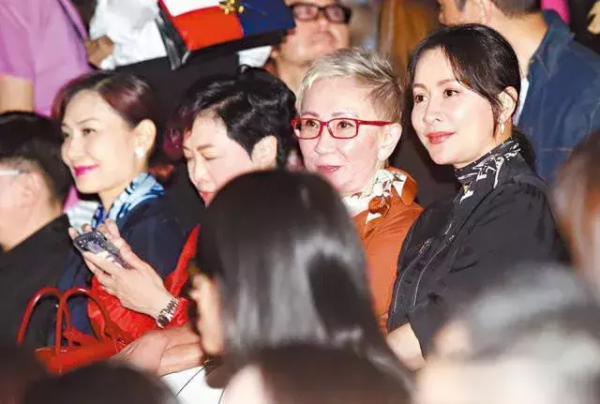 火到讓人願意在垃圾桶旁排隊，黃子華為何有資格成“香港男神”？