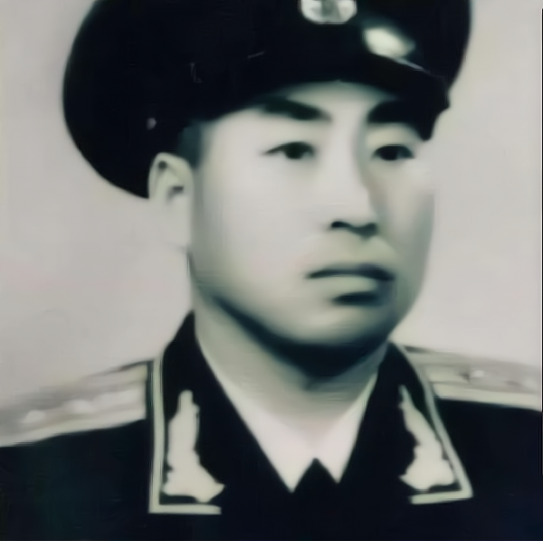 八路政委重傷倒地，漢奸發現他還活著，附耳說：別動，一會兒就走