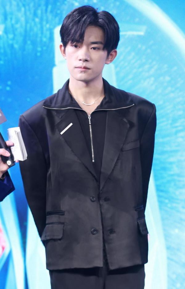 易烊千璽笑稱要挑戰超長長髮，未來幾個月都在劇組還將出新歌