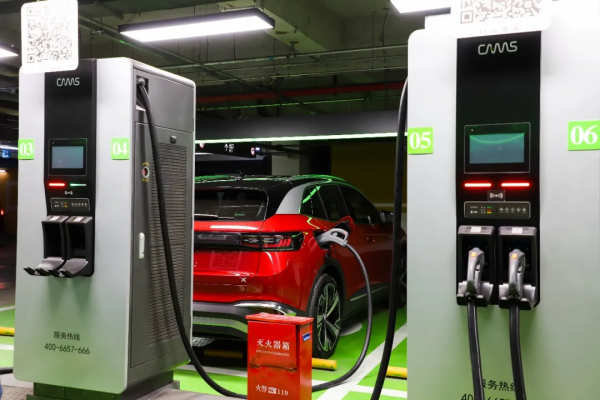 大廠發力很可怕!軸距2765mm空間越級,配超酷“黑科技” 大廠發力很可怕!軸距2765mm空間越級,配超酷“黑科技”