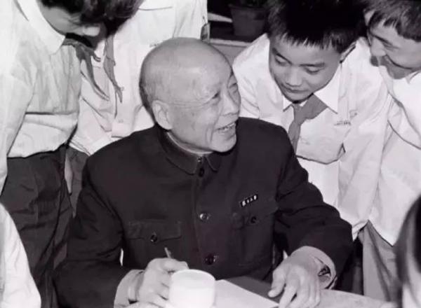 蘇步青：異國千金嫁給他，幾十年未添新衣，相伴60多年愛情彌堅