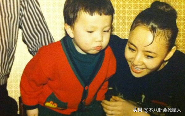 同一個明星爹，不同的媽，這5對星二代的生活差距，現實又扎心