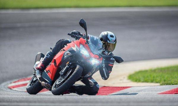 關於2021款川崎 Ninja 400幾個優缺點，你同意嗎？