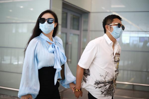 冉瑩穎真有女王範,穿香檳色西裝優雅貴氣,不愧是“拳王”的女人 冉瑩穎真有女王範,穿香檳色西裝優雅貴氣,不愧是“拳王”的女人