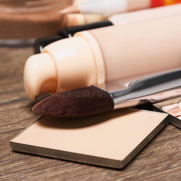 秋季面板乾燥，怎樣化素顏妝，讓人看起來白裡透紅，水潤有氣色，