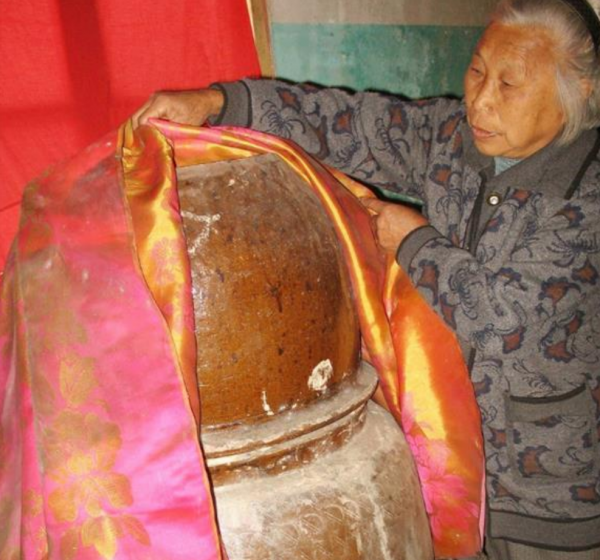 2000年，江西孝子遵遺囑將父製成“木乃伊”，供奉家中無人敢拜訪