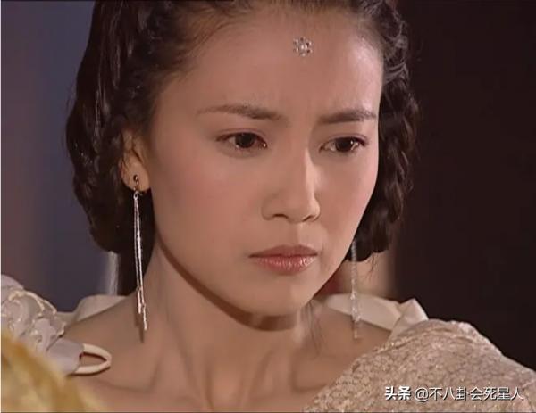 明明是苦情臉非要演活潑少女，高圓圓李沁都栽了