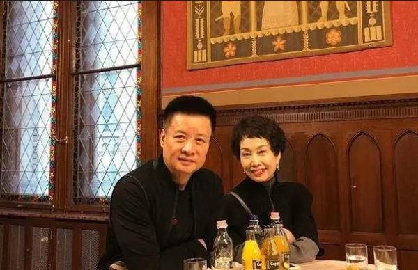 閻維文之女閻晶晶：見證父母的患難婚姻，丈夫也像父親一樣暖心