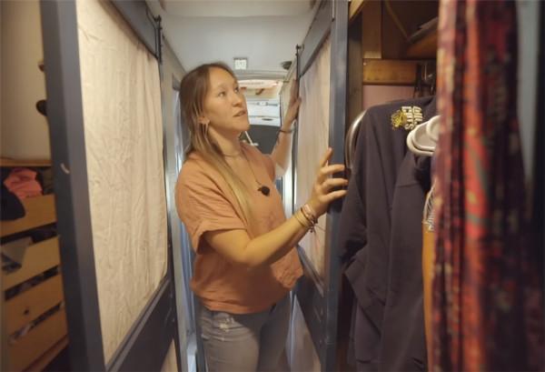 單親媽媽買下2004年舊校車,帶4個孩子在27㎡車內住1年,也是服了 單親媽媽買下2004年舊校車,帶4個孩子在27㎡車內住1年,也是服了