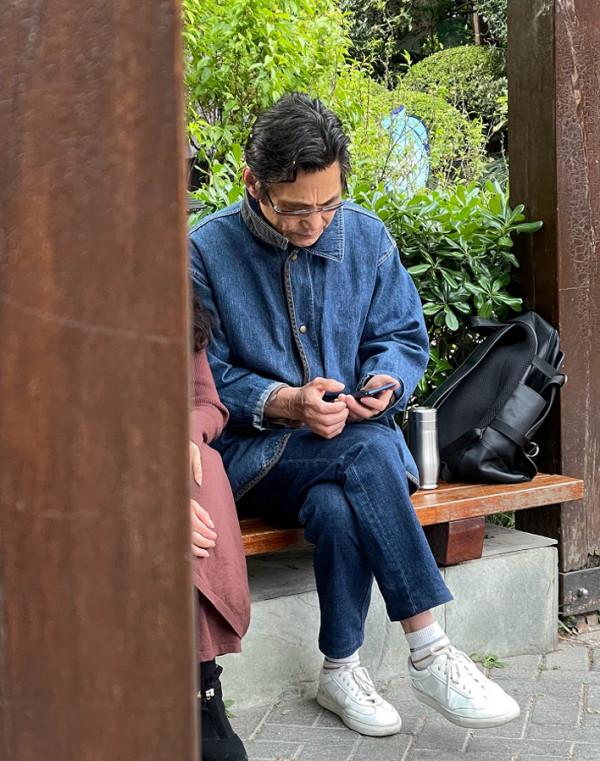 上海6、70歲大爺真敢穿,睡衣配亞瑟士運動鞋,卻意外穿出時尚感 上海6、70歲大爺真敢穿,睡衣配亞瑟士運動鞋,卻意外穿出時尚感