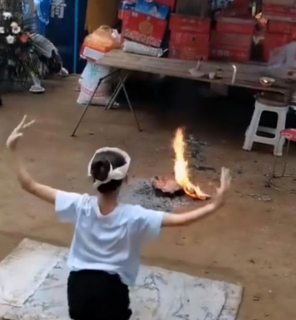 親人去世，小姑娘淚流滿面，跪在地上為其跳起最後一支舞