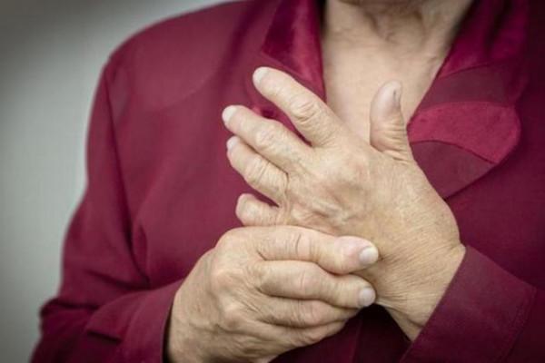 早上起床後，雙手發脹，五指握不攏，但等會又好了，是什麼原因？