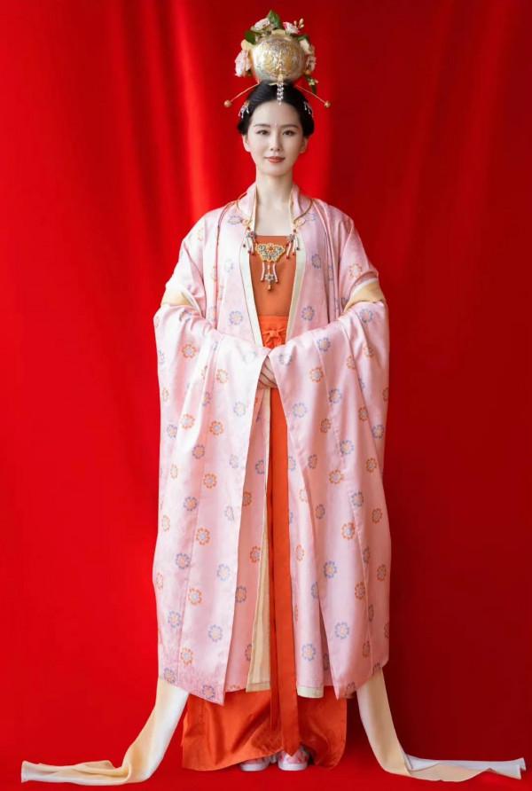 趙麗穎pk張含韻，中秋禮服，還是小趙更勝一籌