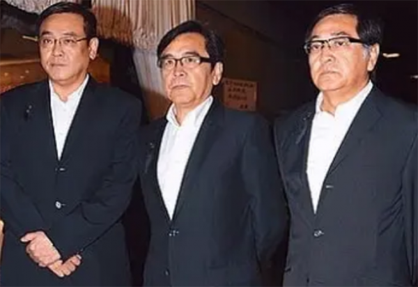 秦沛姜大衛爾冬升罕同框，三兄弟長相相似，動作表情一致默契十足