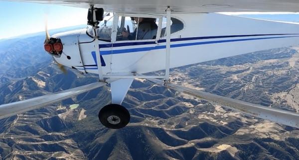美國網紅開飛機灑朋友骨灰中途墜機？疑點太多被群噴：擺拍