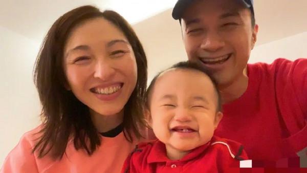 這十位明星都和經紀人在一起,姐弟戀濃度超標,有的祝福有的嘔吐 這十位明星都和經紀人在一起,姐弟戀濃度超標,有的祝福有的嘔吐