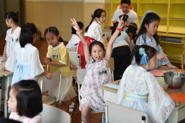 手捧鮮花，裙袂飄飄，“Do都城”裡穿越來了一群小嫦娥