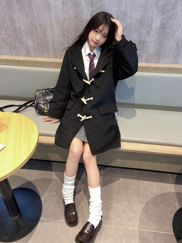 這樣穿真的太學院啦~牛角大衣搭配JK裙裙