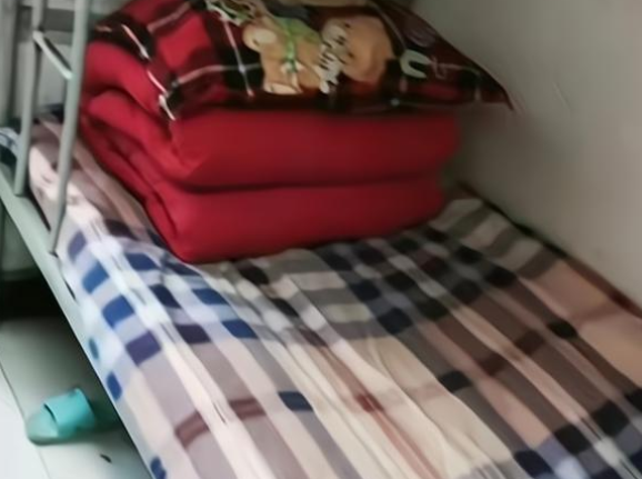 家長探望住校的孩子，寢室的場景讓她心酸，“寄宿”不是撒手不管