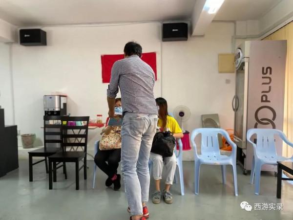 他的馬來老婆是第一個正在開車環球的華人