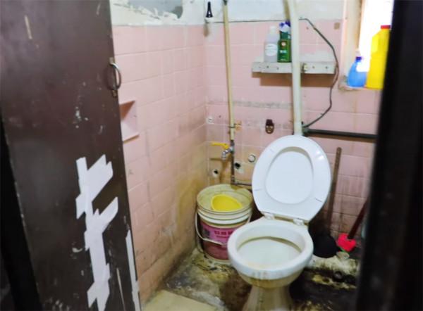 香港54歲大叔住6㎡劏房:蝸居生活大半輩子,夏天太熱得用4臺電扇 香港54歲大叔住6㎡劏房:蝸居生活大半輩子,夏天太熱得用4臺電扇