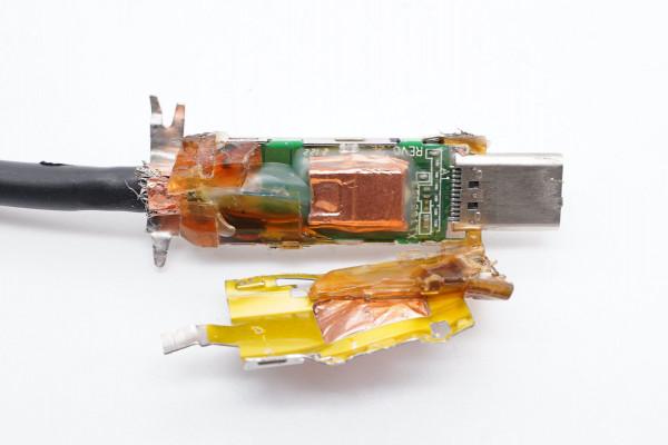 內建光纖模組的CC線長什麼樣?拆解Facebook Oculus VR專用線揭曉 內建光纖模組的CC線長什麼樣?拆解Facebook Oculus VR專用線揭曉