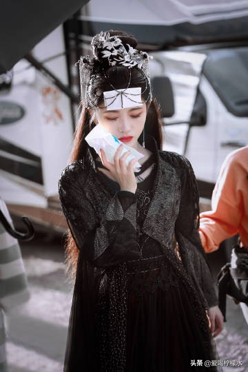不一樣的鞠婧禕化身粉藍黑鳳凰太好看與可愛了，黑色呢套也太酷了