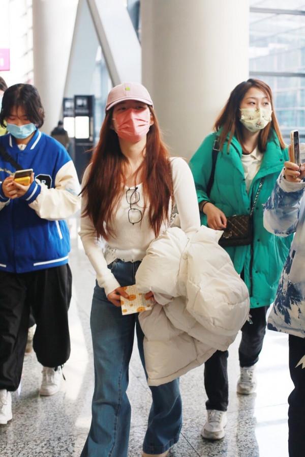 趙露思穿白色短款羽絨服搭配闊腿牛仔褲，甜美的可愛少女感