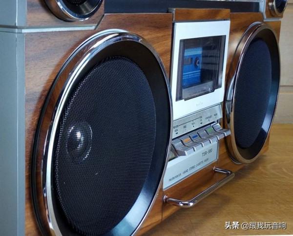 非常漂亮的懷舊經典音響,立體聲收音機錄音機,很酷的木質外觀 非常漂亮的懷舊經典音響,立體聲收音機錄音機,很酷的木質外觀