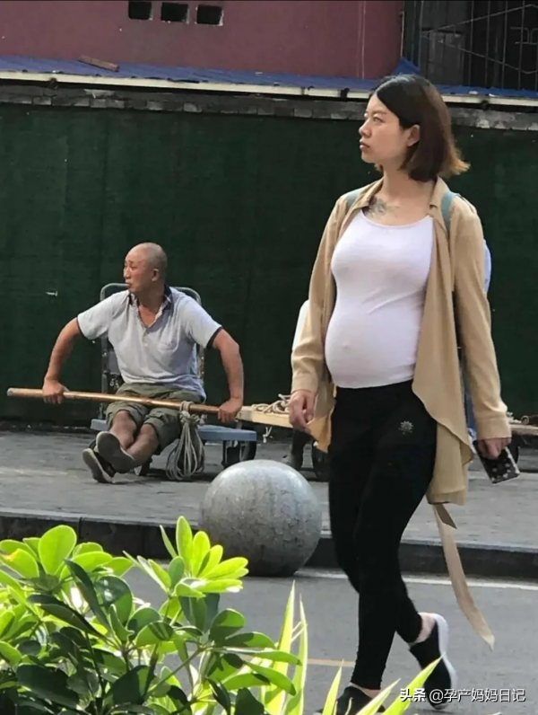 寶寶生出胎盤娩出縫針結束,鴨子穿著防護服端著一碗蛋湯進來了② 寶寶生出胎盤娩出縫針結束,鴨子穿著防護服端著一碗蛋湯進來了②