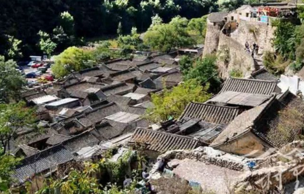 北京深山中的千年古村，村內都是四合院卻無人居住，距京城86公里
