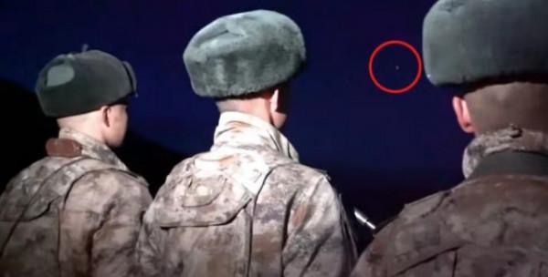 地球之巔迎來中國空間站絕美過境，崑崙戰士們敬禮，見證浪漫邂逅