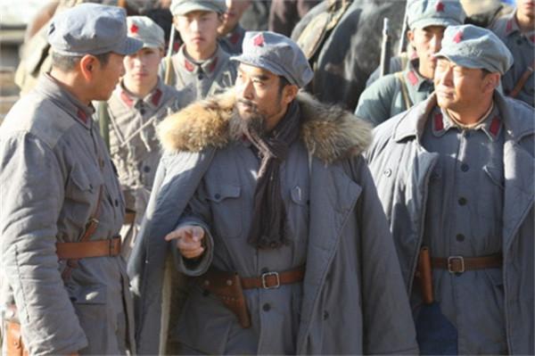 被俘紅軍跪江邊，遭川軍砍殺，紅軍師長吼：師長不當，誓報血仇