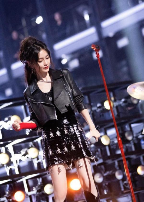 “沸騰之夜”baby和黑豹樂隊合作，穿皮衣皮裙搖滾範十足，姐真酷