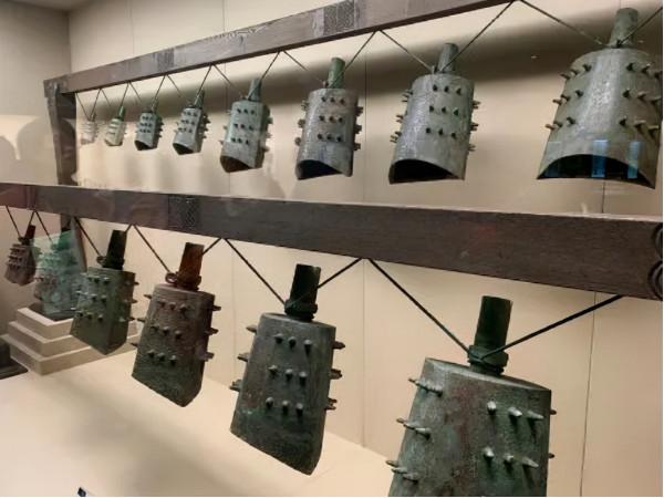 1992年，一村莊經常傳來爆炸聲，調查後，現場木炭令工作人員嘆息