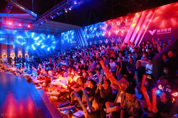 央視發文認證、這是屬於中國電競ＥＤＧ的排面，網友是怎麼評論的