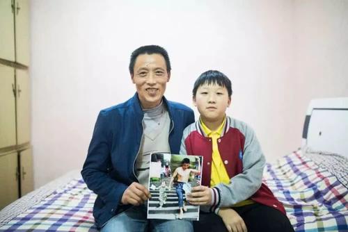 11年前,那個帶娃扛貨扛出一套房的重慶棒棒冉光輝,如今怎樣了? 11年前,那個帶娃扛貨扛出一套房的重慶棒棒冉光輝,如今怎樣了?