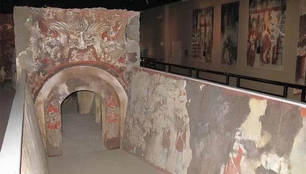 1976年，一農民在麥田中挖出一列磚牆，考古學家發現底下有古墓