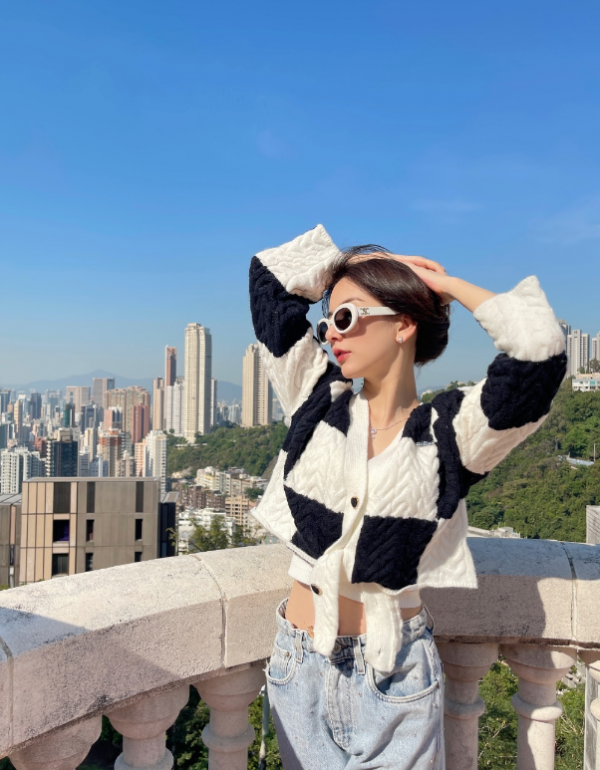 天王嫂方媛曬帶娃日常！攜倆女兒參加活動，郭富城陪伴妻兒坐纜車