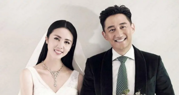 孫莉小女兒時尚力滿分，拍照擺動作好有鏡頭感，五官好像黃磊