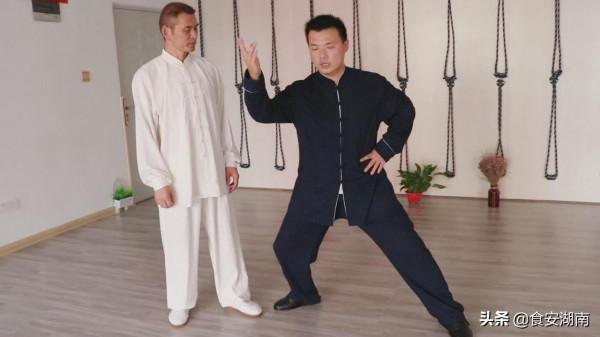 太極單手側面纏絲功是一種複合勁，攻防一起，防守與攻擊同時發動