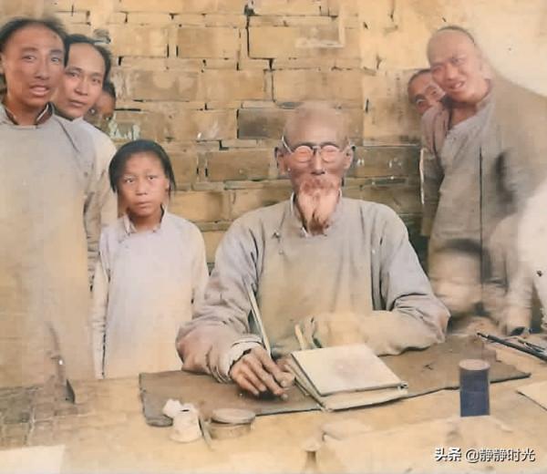 晚清老照片：男子撅著腚射箭，書生點燈夜讀，老漢街頭賣藝