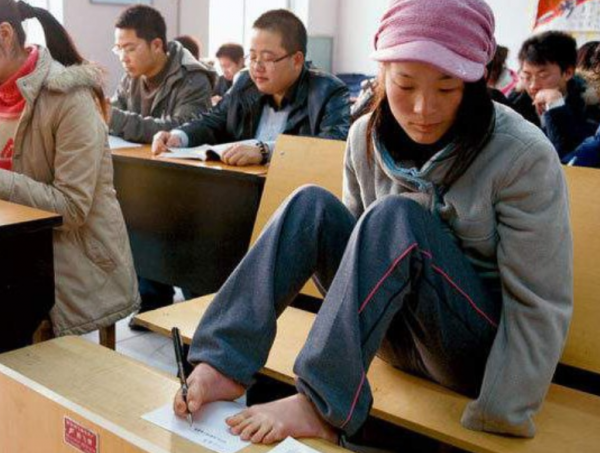 無臂女孩李智華:用腳寫書法獲全國大獎,專家:不夠格,是鬼畫符 無臂女孩李智華:用腳寫書法獲全國大獎,專家:不夠格,是鬼畫符