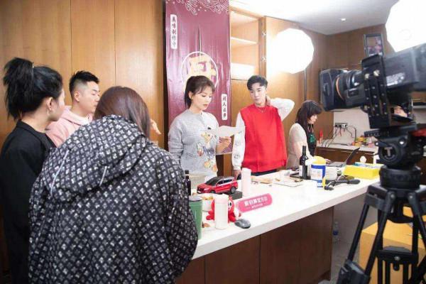 10位“流水線”女星，演技拉胯、套路化嚴重，轉型困難卻頻頻霸屏