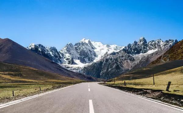 數百輛豪車停在川藏公路上,價值萬元卻無人拖走,當地人:不敢撿 數百輛豪車停在川藏公路上,價值萬元卻無人拖走,當地人:不敢撿