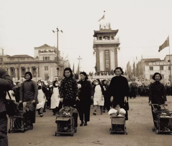 有閱兵和群眾遊行的國慶節是不是很有趣？來看看建國初期的國慶節