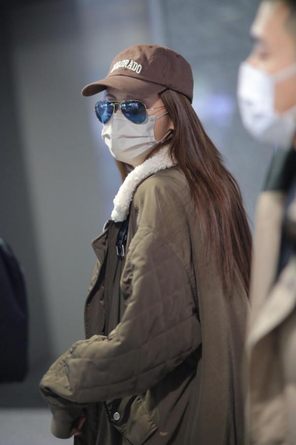 張嘉倪現身機場演繹秋季穿搭，羊絨外套保暖低調