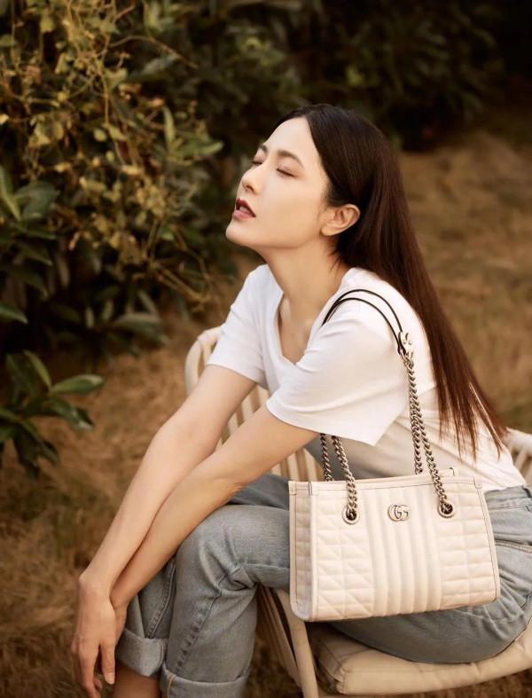 曾黎，秋日暖陽的午後，簡約優雅的穿搭，真是太愜意了